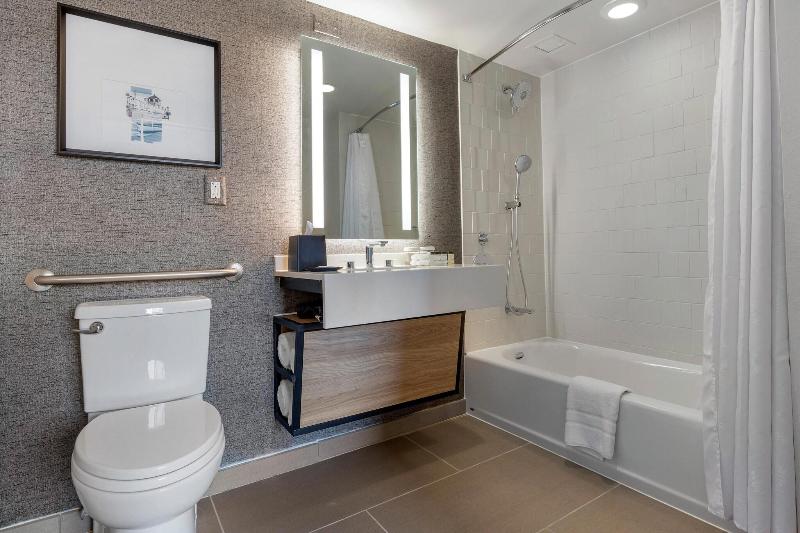 Sheraton Suites Old Town Alexandria image