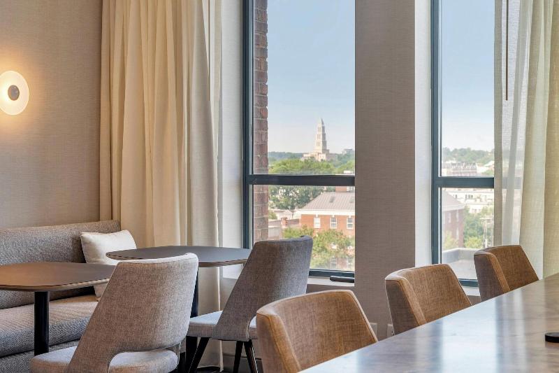 Sheraton Suites Old Town Alexandria image