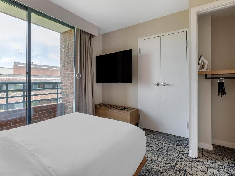 Sheraton Suites Old Town Alexandria image