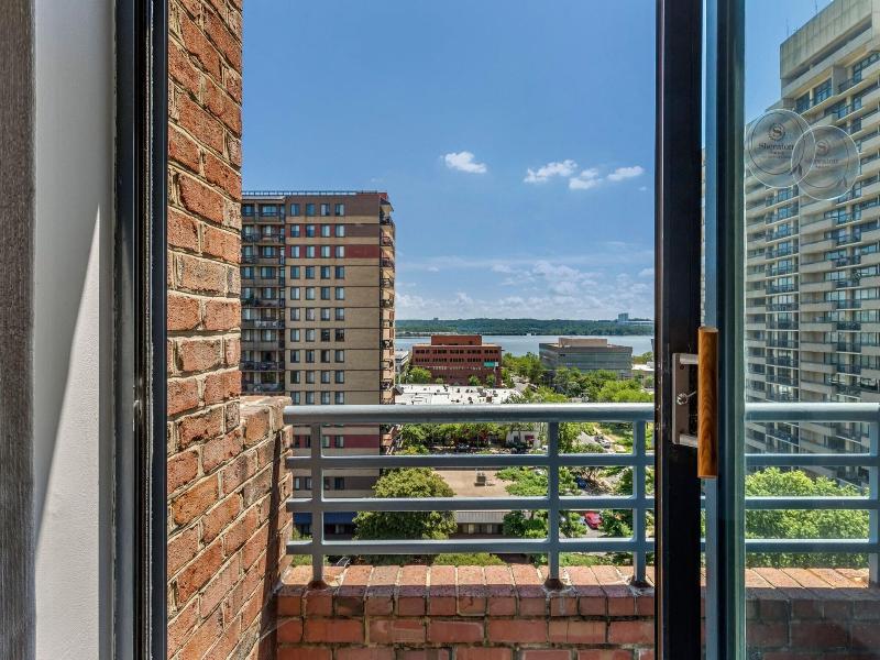 Sheraton Suites Old Town Alexandria image