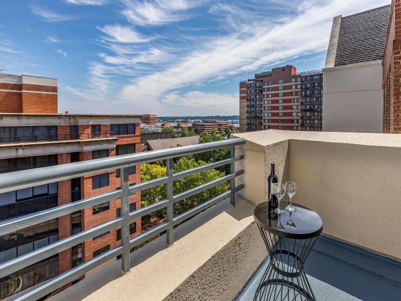 Sheraton Suites Old Town Alexandria image