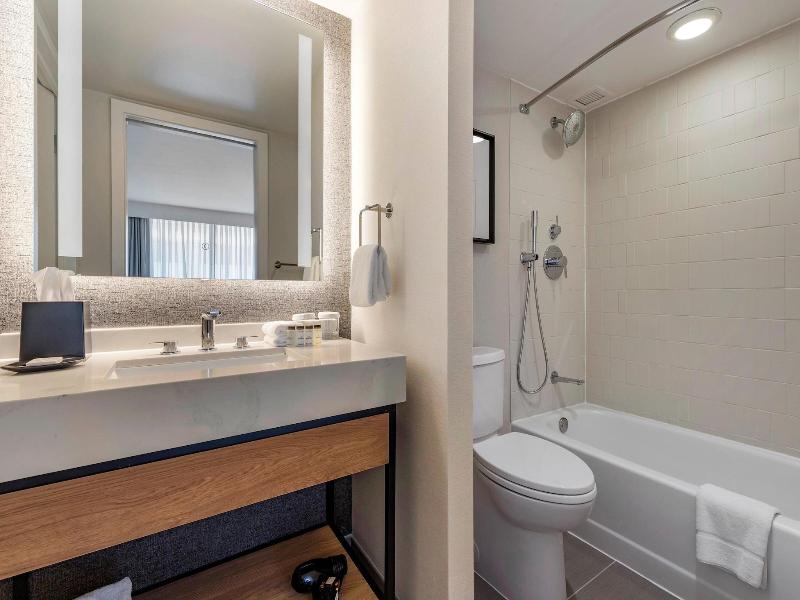Sheraton Suites Old Town Alexandria image
