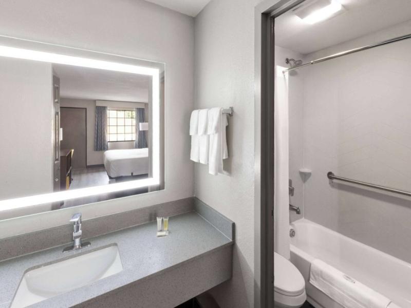 Days Inn & Suites By Wyndham Vicksburg image