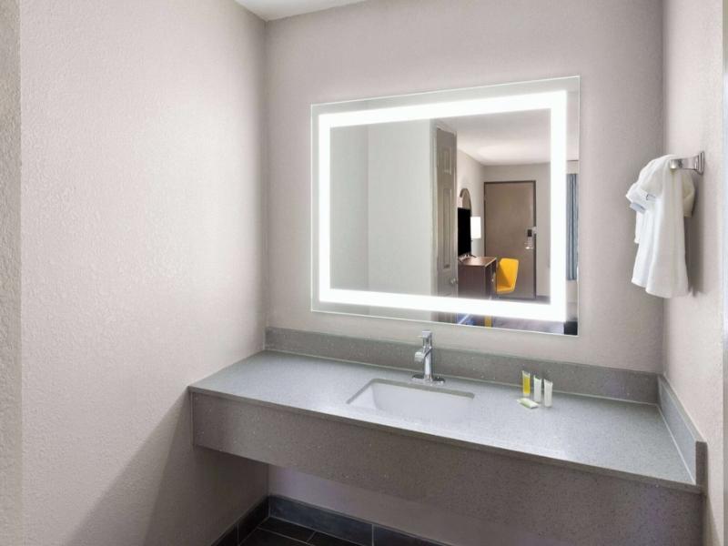 Days Inn & Suites By Wyndham Vicksburg image
