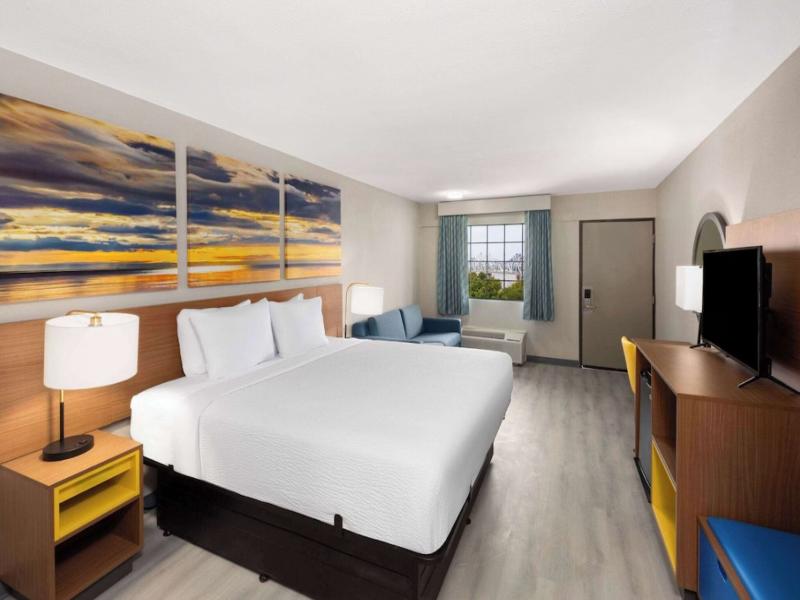 Days Inn & Suites By Wyndham Vicksburg image