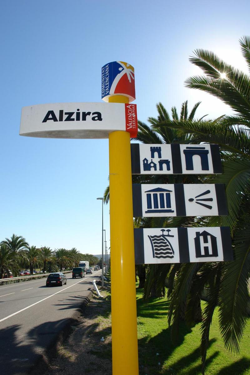Avenida Plaza image