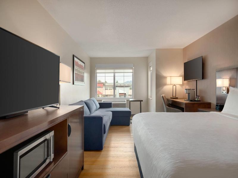 La Quinta Inn Vancouver Airport image