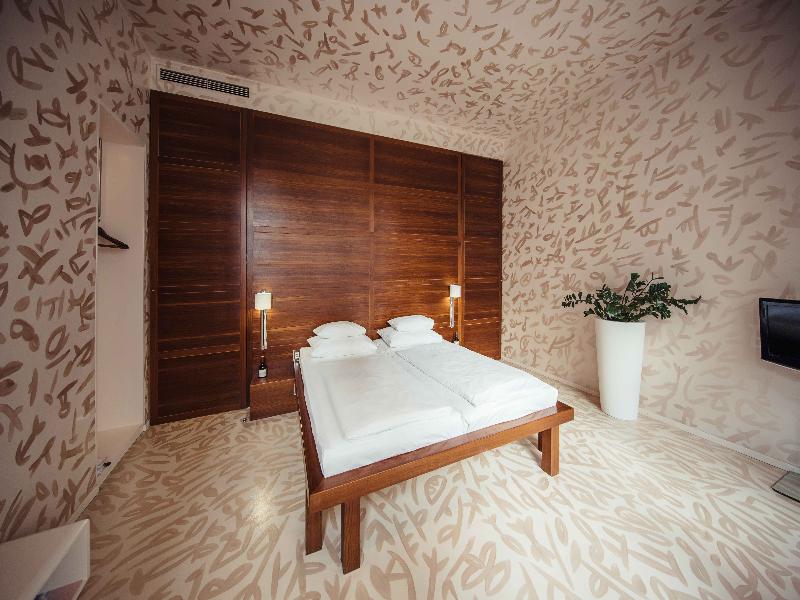 Rathaus Wein & Design image