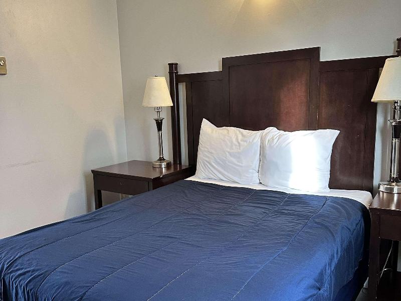 Travelodge By Wyndham Langley image