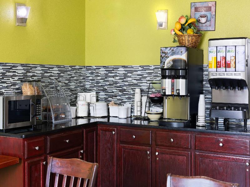 Super 8 by Wyndham South Boston VA