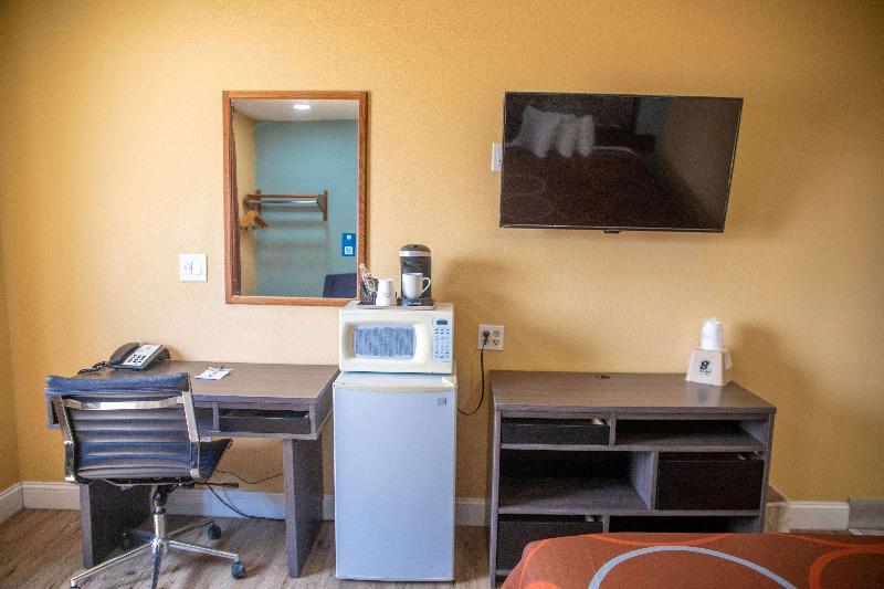 Super 8 By Wyndham Mountain Home image