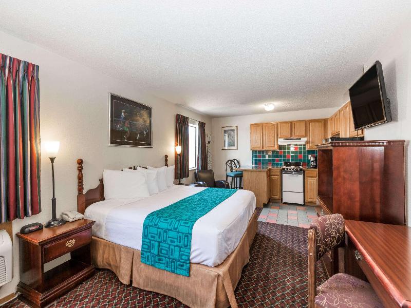 Howard Johnson By Wyndham Wichita Airport image