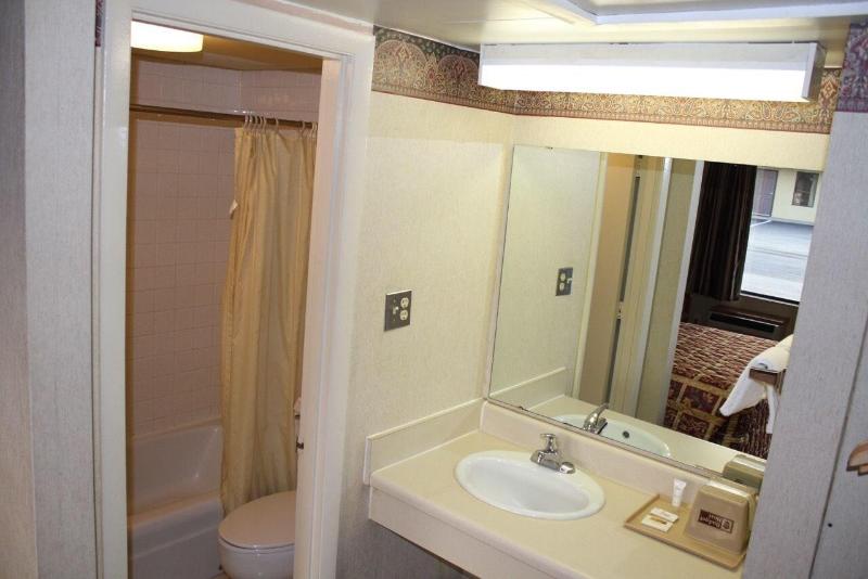 Budget Host Inn Bristol image