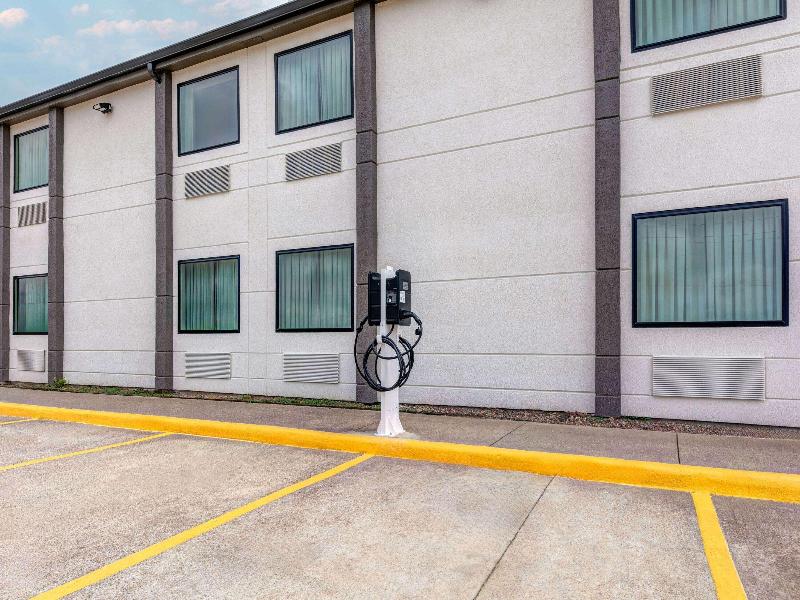 Super 8 By Wyndham Waxahachie Tx image