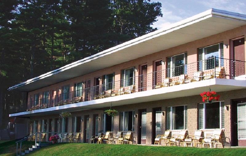 Half Moon Motel & Cottages image