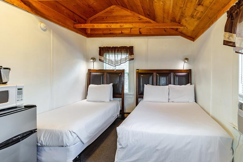 Half Moon Motel & Cottages image