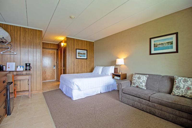 Half Moon Motel & Cottages image