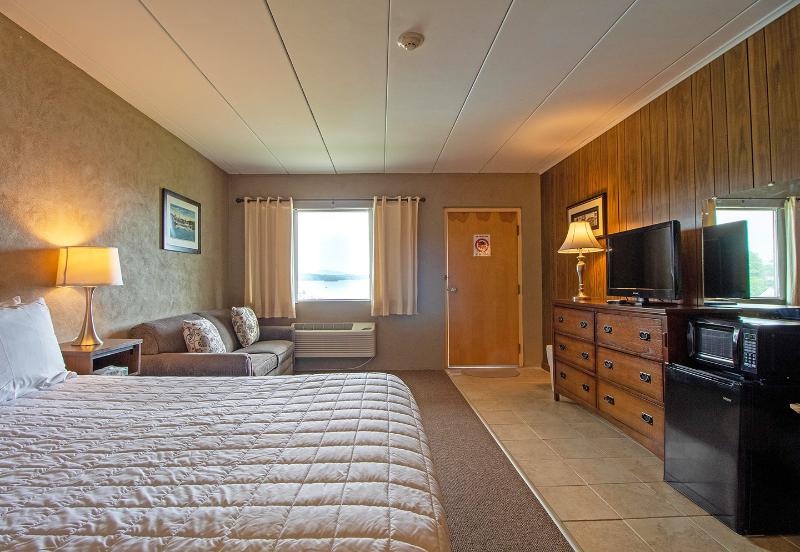 Half Moon Motel & Cottages image
