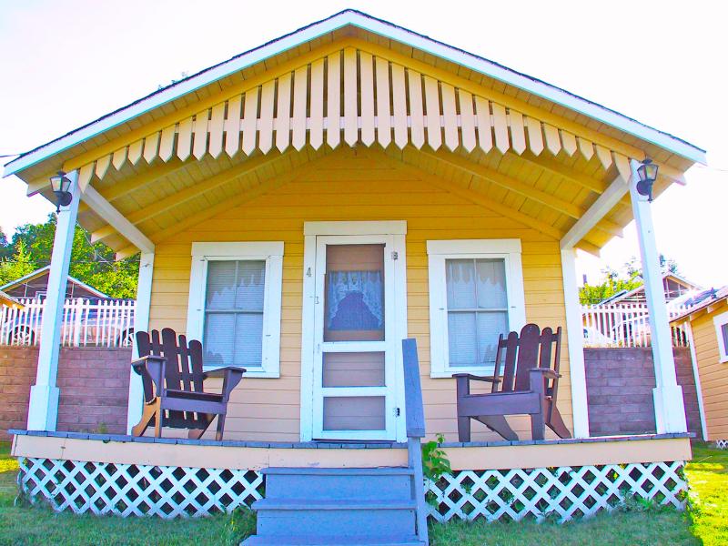 Half Moon Motel & Cottages image