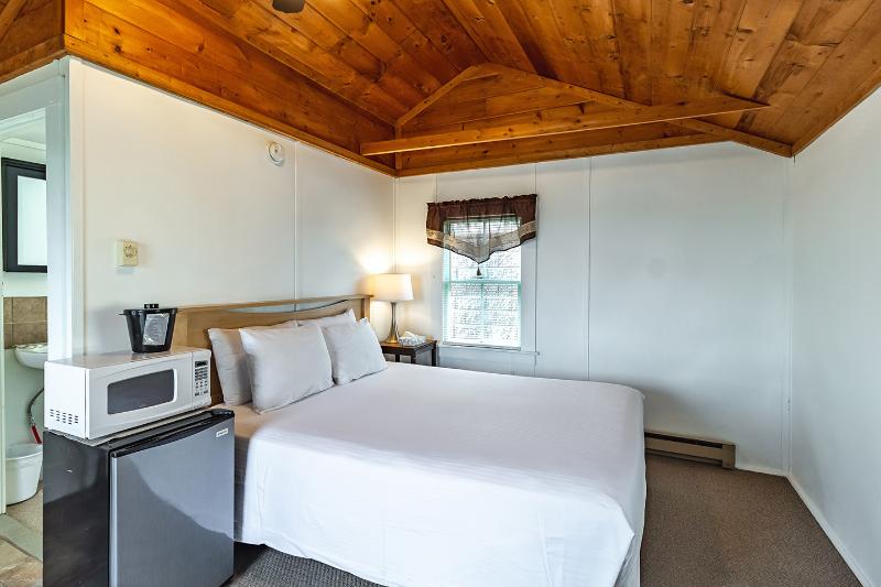 Half Moon Motel & Cottages image