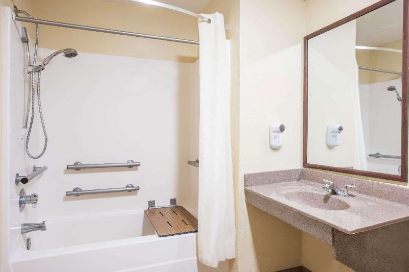 Days Inn By Wyndham Abbeville image 10
