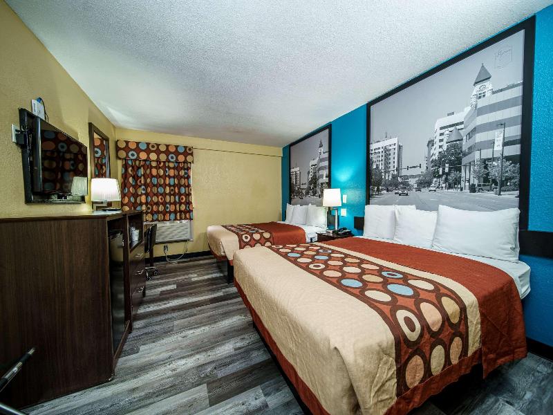 Super 8 By Wyndham Wichita Airport image