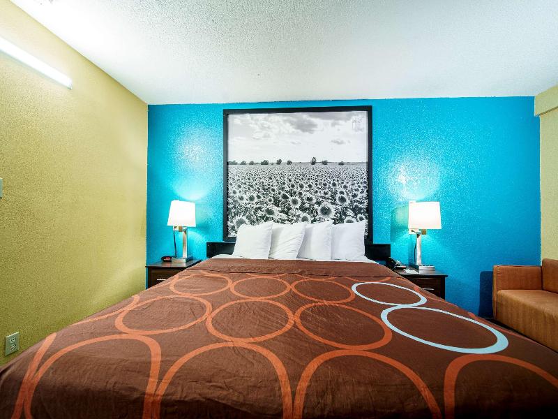 Super 8 By Wyndham Wichita Airport image