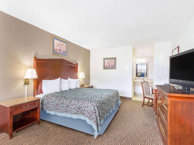 Days Inn by Wyndham Arlington Pentagon image