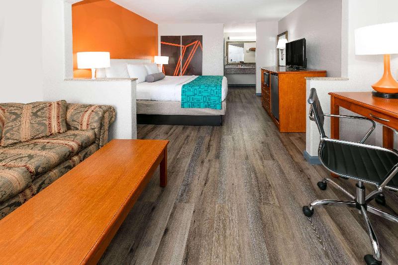 Howard Johnson By Wyndham Lafayette image