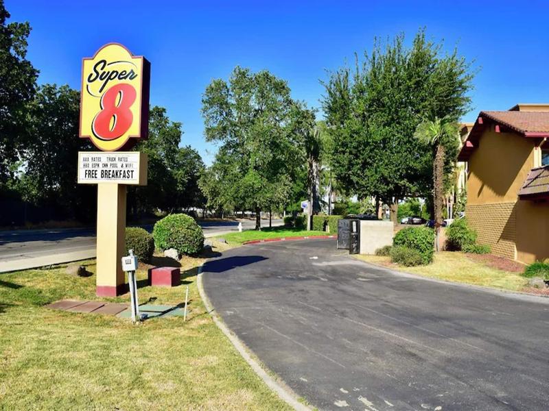 Super 8 By Wyndham Visalia image