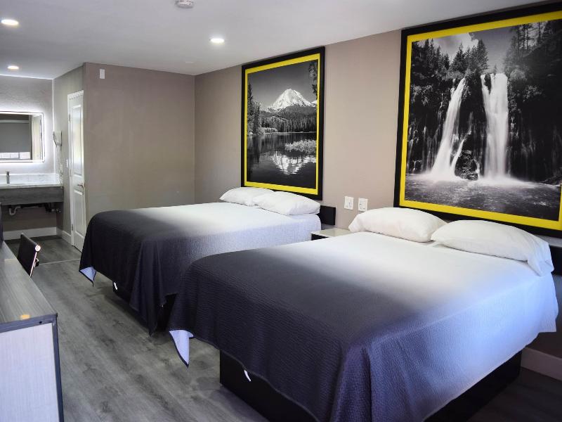 Super 8 By Wyndham Visalia image