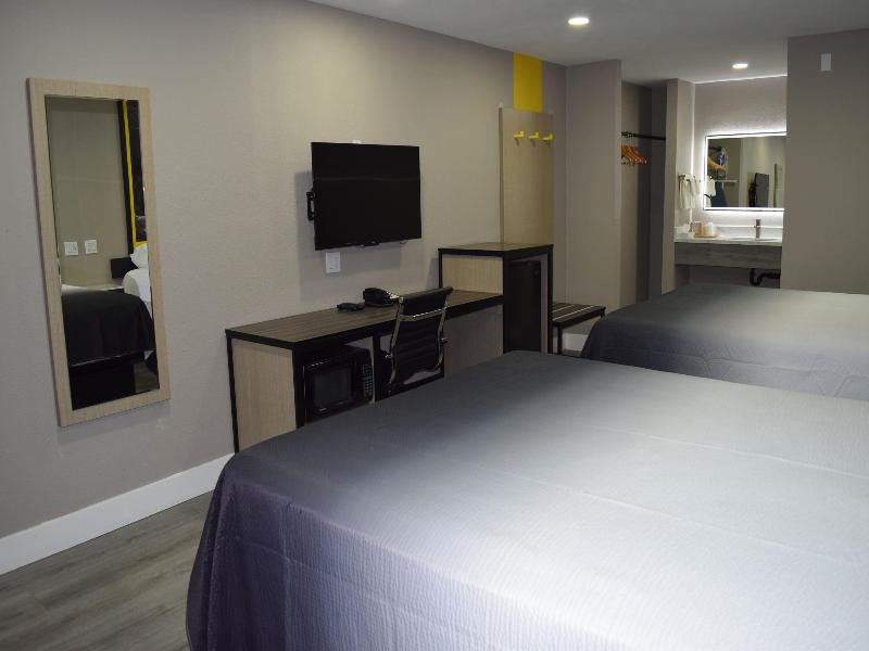 Super 8 By Wyndham Visalia image
