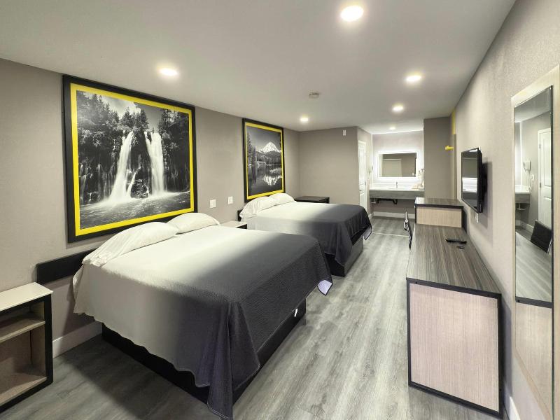 Super 8 By Wyndham Visalia image