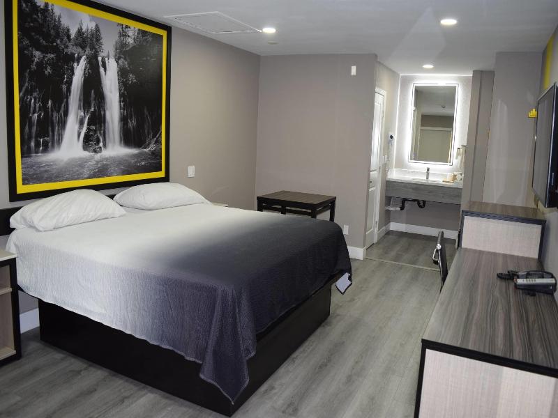 Super 8 By Wyndham Visalia image