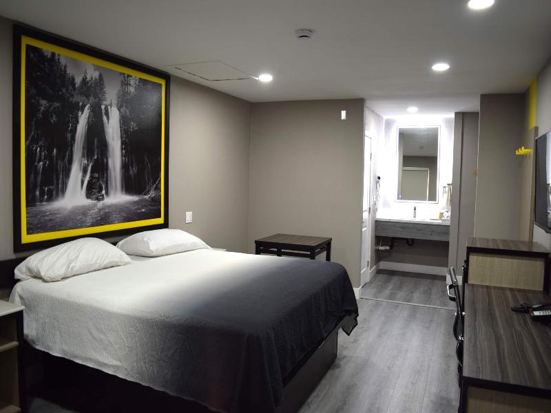 Super 8 By Wyndham Visalia image