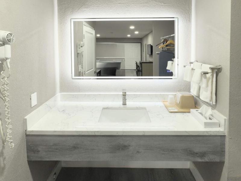 Super 8 By Wyndham Visalia image