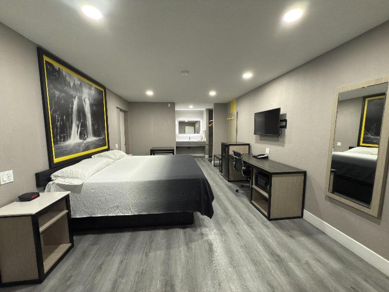 Super 8 By Wyndham Visalia image
