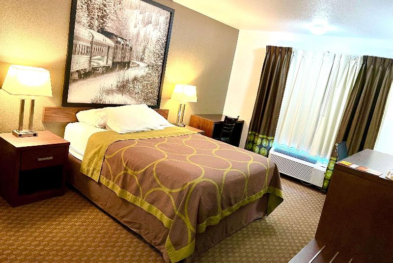 Super 8 By Wyndham Hinton image