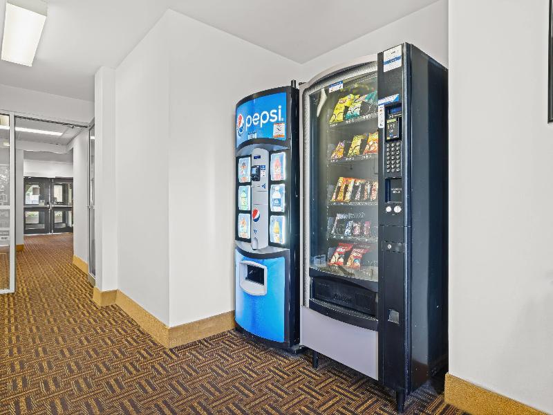 Super 8 By Wyndham Thunder Bay image