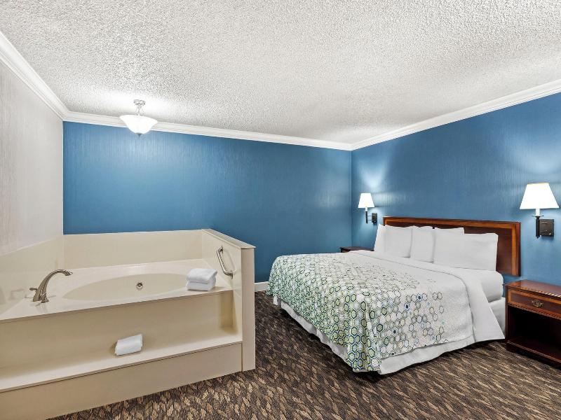 HomeTowne Stu by Red Roof Yuba C Bonanza–Marysvill image