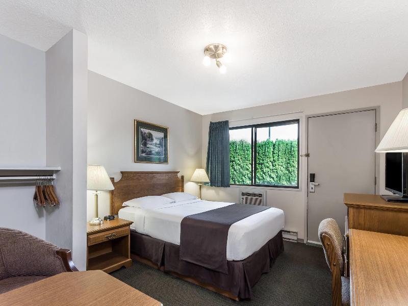 The Super 8 Kelowna image