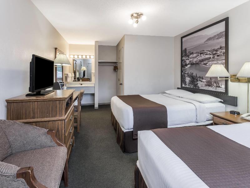 The Super 8 Kelowna image