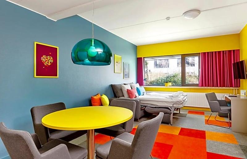 Lakeview Inn & Suites Hinton image