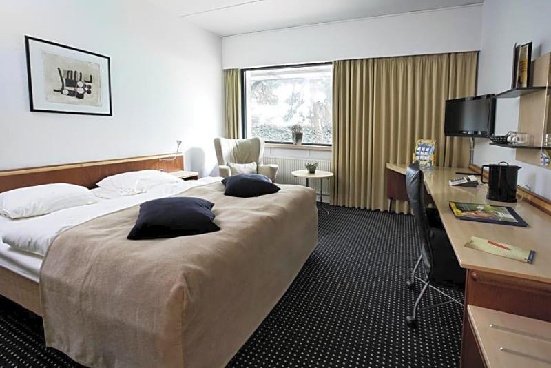 Lakeview Inn & Suites Hinton image