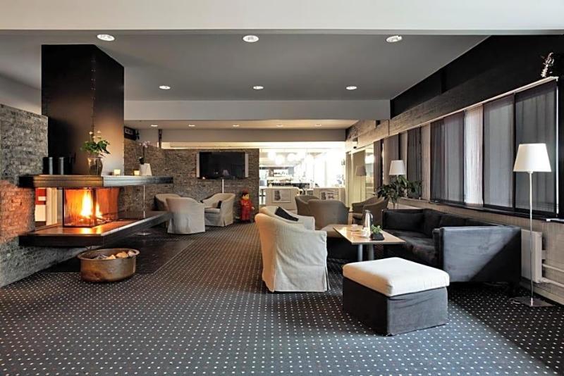 Lakeview Inn & Suites Hinton image