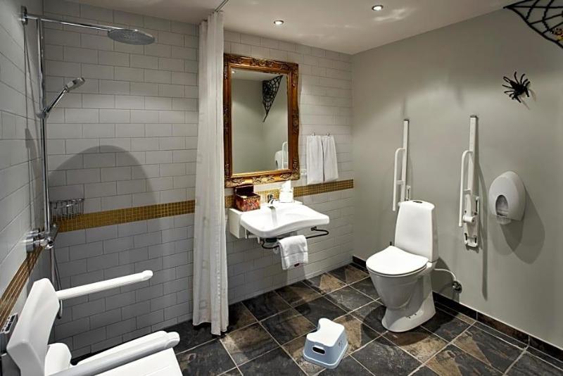 Lakeview Inn & Suites Hinton image