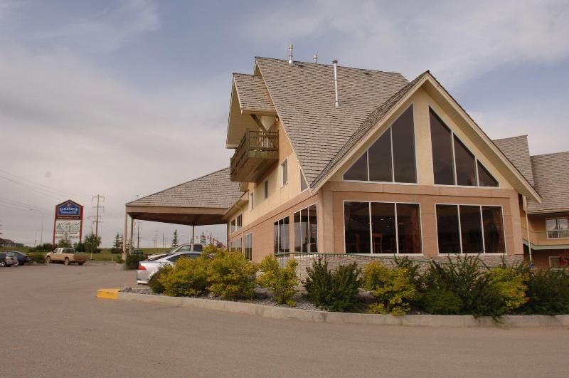 Lakeview Inn & Suites Hinton image