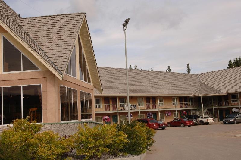 Lakeview Inn & Suites Hinton image