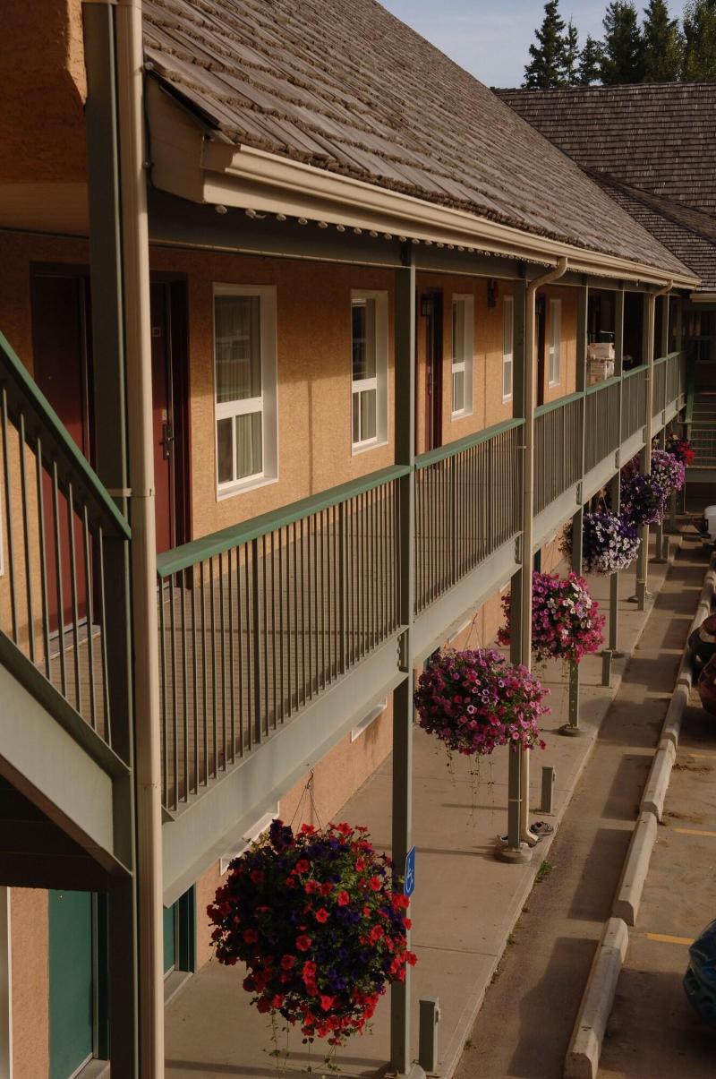 Lakeview Inn & Suites Hinton image