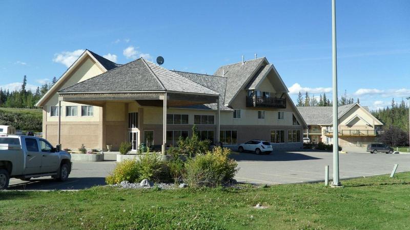 Lakeview Inn & Suites Hinton image